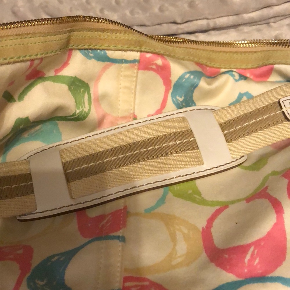Coach 💯this bag is perfect for Spring🌺 or summer - Picture 6 of 8